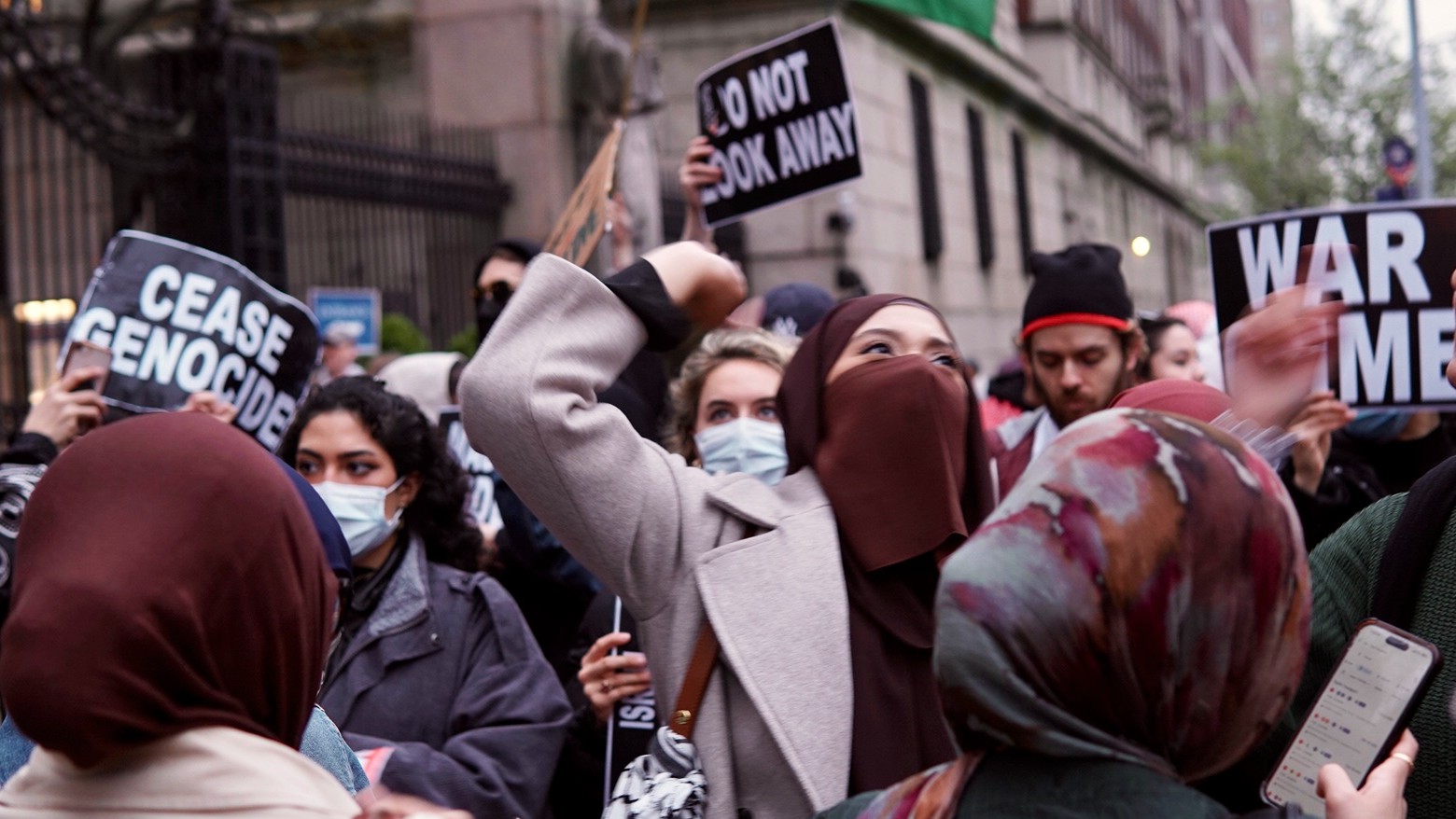 الناشطون من جميع أنحاء المدينة جاءوا لإظهار التضامن مع طلاب كولومبيا (Azad Essa/MEE)